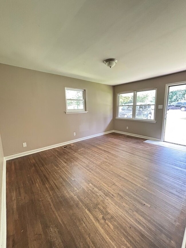 Building Photo - 7406 Twin Oaks Rd