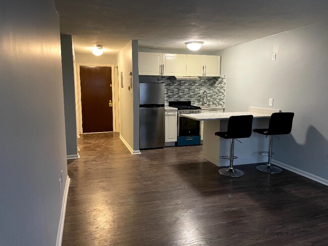 Building Photo - 10 Kenmar Dr