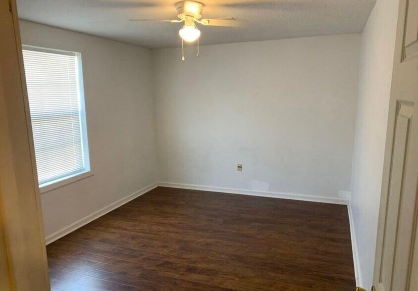 Building Photo - 1003 School St