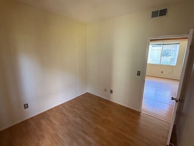 Building Photo - 2-Bedroom, 2-Bathroom Ground Level Condo in Hercules