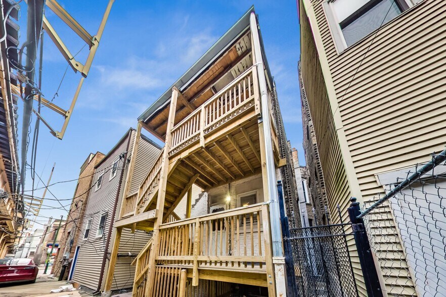 Building Photo - 3554 N Wilton Ave