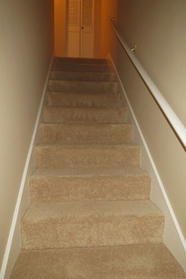 Building Photo - Beautiful 3 Bedroom Townhouse!