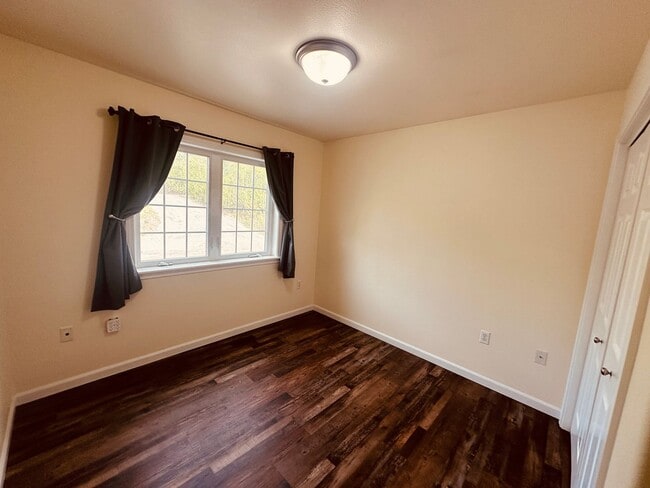 Building Photo - Beautiful mountain views! 3 bed 2 bath 2 c...