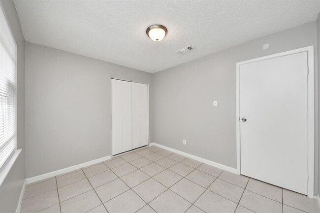 Building Photo - 5526 Farley Dr