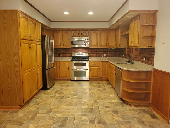 Building Photo - "Spacious 5-Bedroom Retreat with 3 Full Baths in Huntsville – Your Perfect Family Home Awaits!"