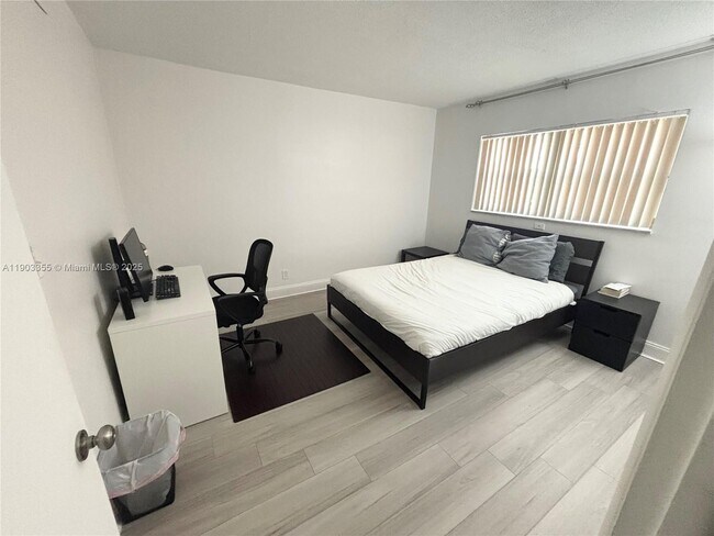 Building Photo - 1855 Plunkett St