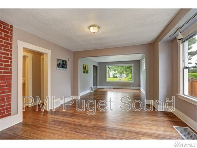 Building Photo - 1108 S Ridgewood Ave