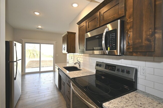Building Photo - 3 Bedroom 2.5 bath 2 Car Garage   Duplex