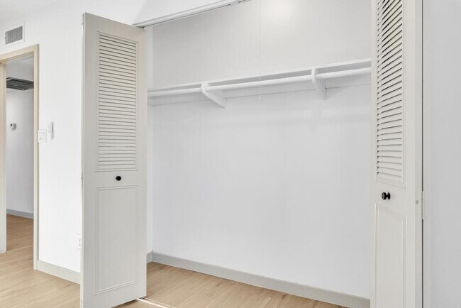 Building Photo - Completely Remodeled 6 bedroom/4 bath Home with New Pool