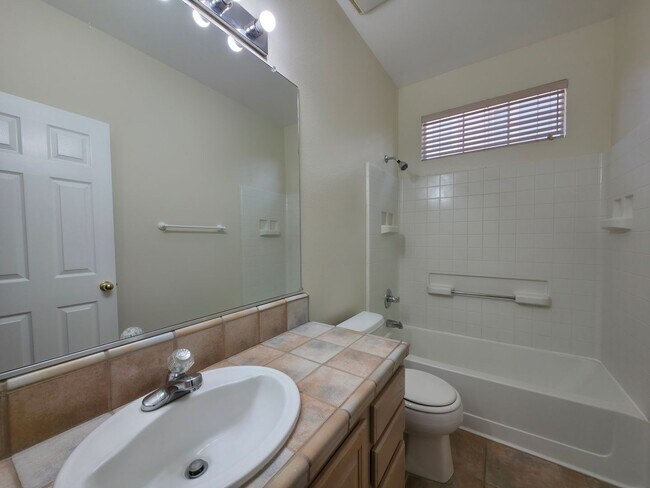 Building Photo - 2 bedroom 2 bath home, 2 car garage, in So...