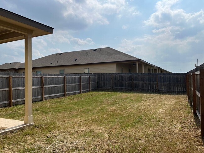 Building Photo - Luxury 3/2 Duplex in Seguin, Texas
