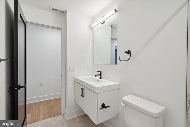 Building Photo - 1419 W Grange Ave