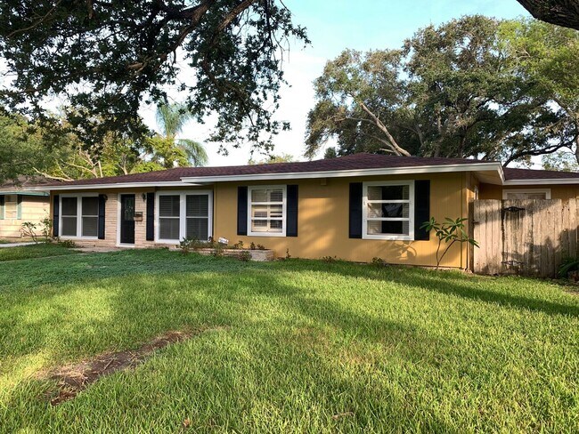 Building Photo - Desirable Lamar Park neighborhood.