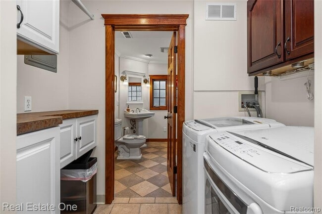 Building Photo - 2739 Lakeridge Ave