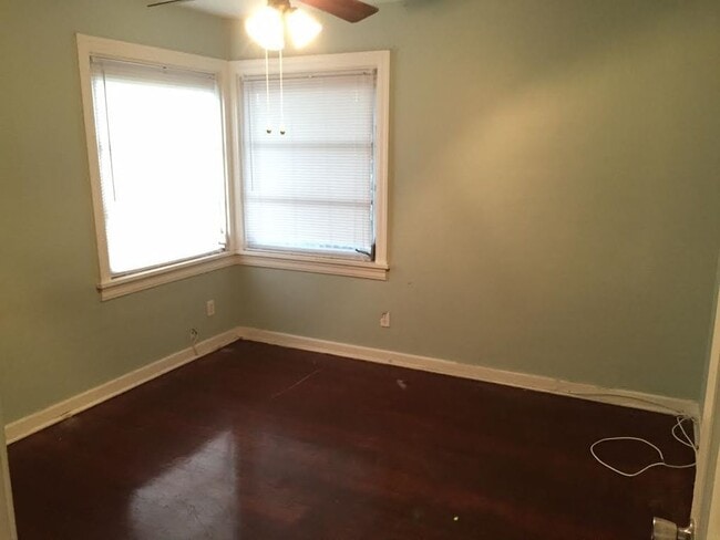 Building Photo - 2 Bedroom, 1 Bathroom Home for Rent in St Pete!