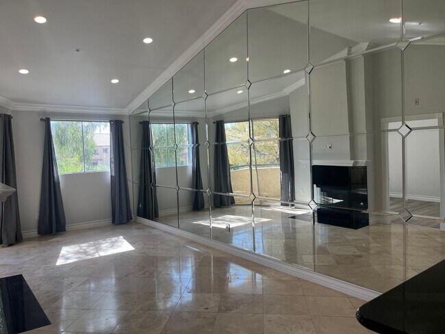 Primary Photo - Amazing upgraded penthouse level unfurnish...