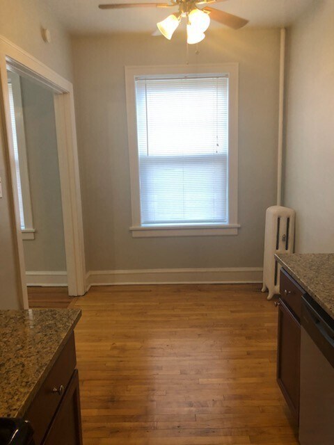 Building Photo - Evanston studio with separate kitchen! Hea...