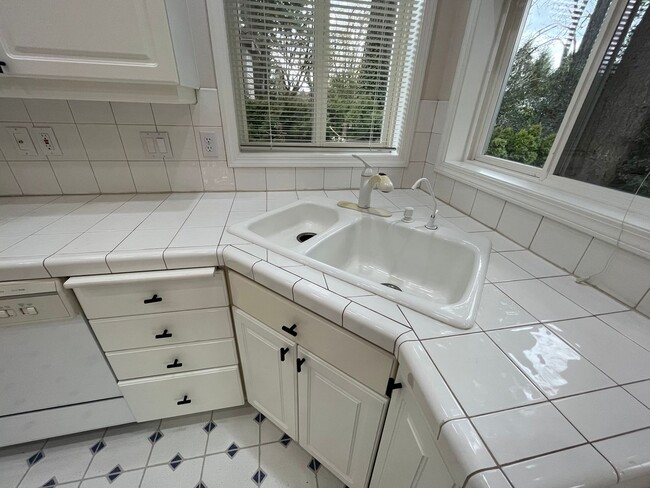 Building Photo - Clackamas Ranch 3 bedroom 2 bathroom - W/D...