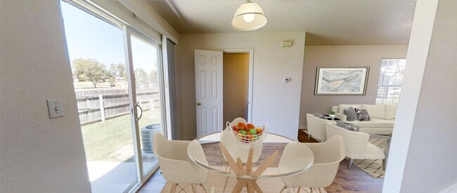 Building Photo - 2 bedroom, 1.5 Bath Townhome, Available NOW!