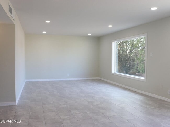 Building Photo - Beautiful 3 bed/2 baths and more for RENT