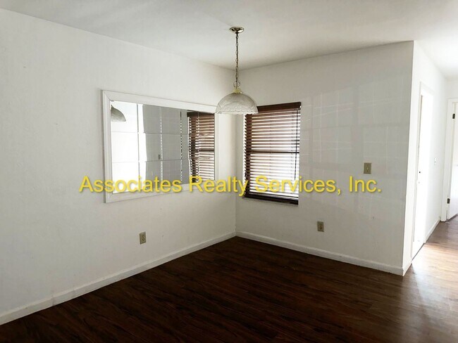 Building Photo - Charming 2 Bedroom, 2 Bath Home Near Veteran’s Park – A Must See!