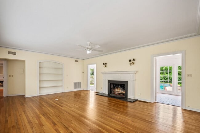 Building Photo - Winter Park Pool Home on half acre lot, st...