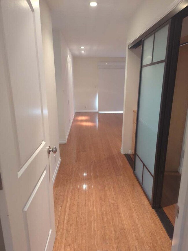 Building Photo - Gorgeous 3 bed 2.5 bath home with stunning Ocean Views and lots of natural light, in the highly s...