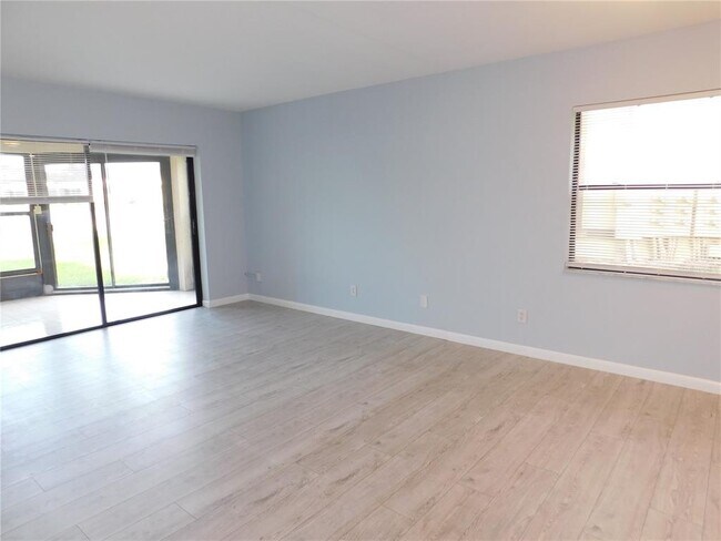 Building Photo - 331 Woodlake Wynde