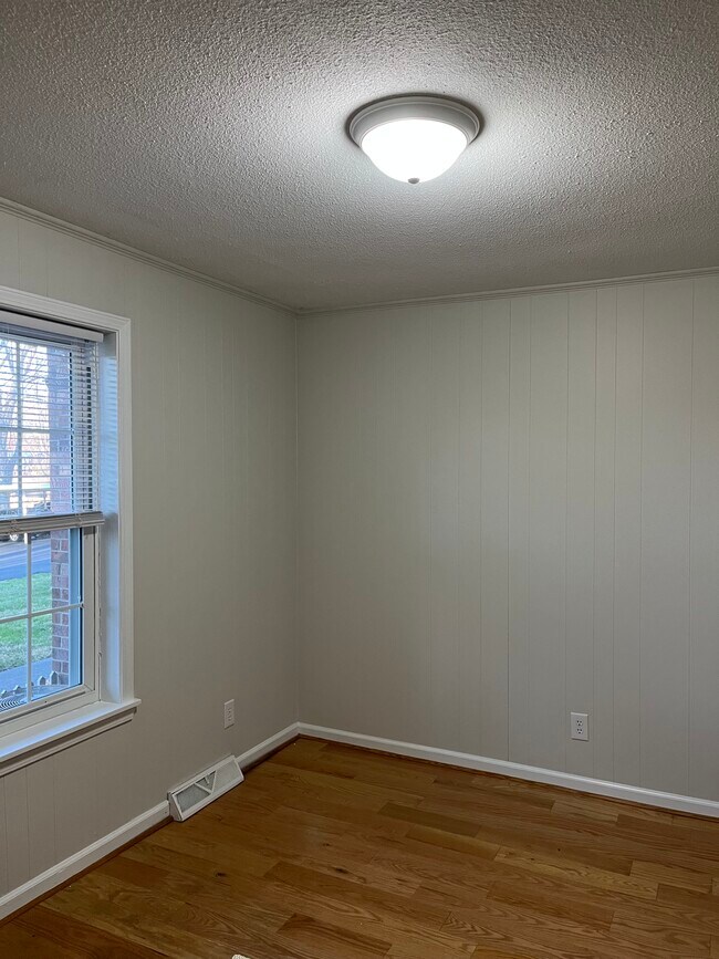 Building Photo - 611 E Mountcastle Dr