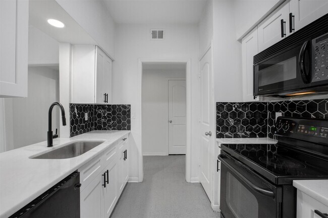 Building Photo - 2475 Underwood St