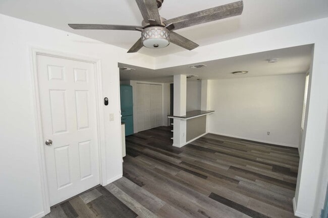 Building Photo - 403 N Oleander Ave