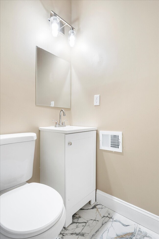 Building Photo - 424 S Eden St