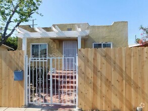 Building Photo - This 2 bedroom/1 Bath adorable home