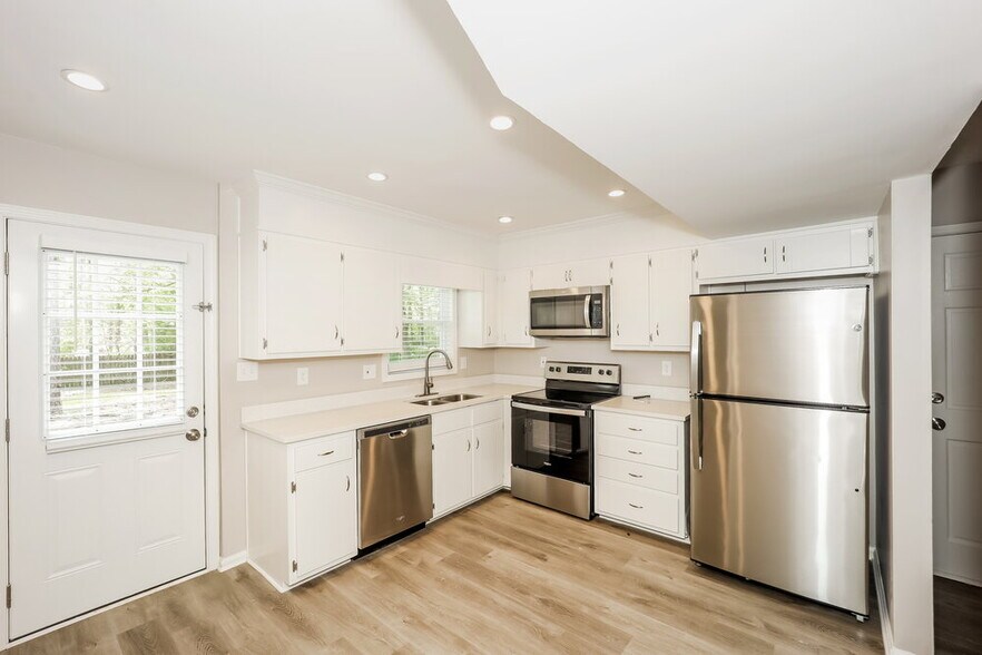 Building Photo - 105 Rock Mull
