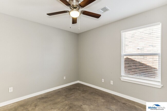 Building Photo - 3 bedroom 2 bath duplex