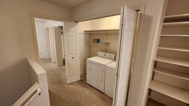 Building Photo - 2 bed 1.5 bath unit in the Meadows