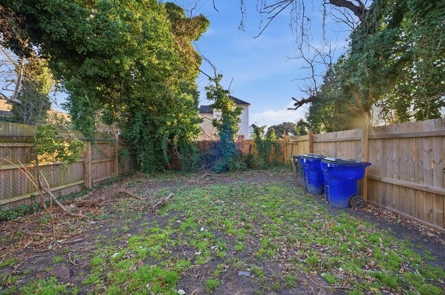 Building Photo - 243 W 32nd St