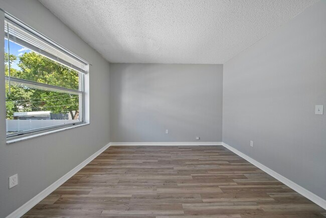 Building Photo - 714 E Floribraska Ave