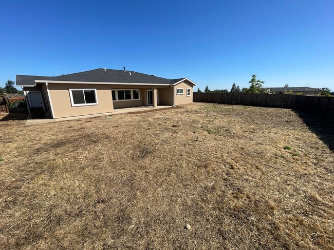 Building Photo - Paradise 2 bed 2 bath with 2 bonus rooms! Newer construction 1700+sqft
