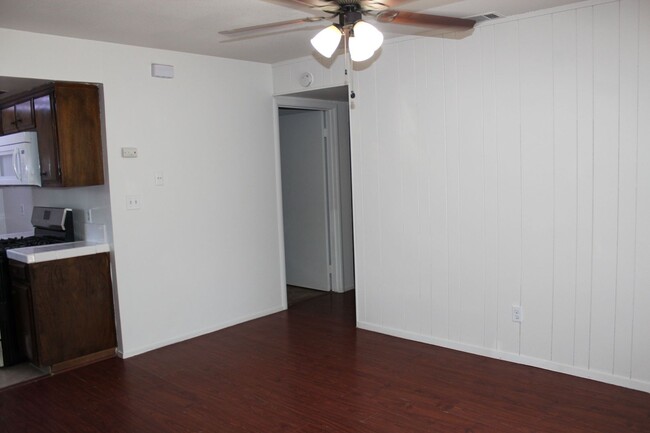 Building Photo - Updated 2 Bedroom Duplex Ready To Go!!!