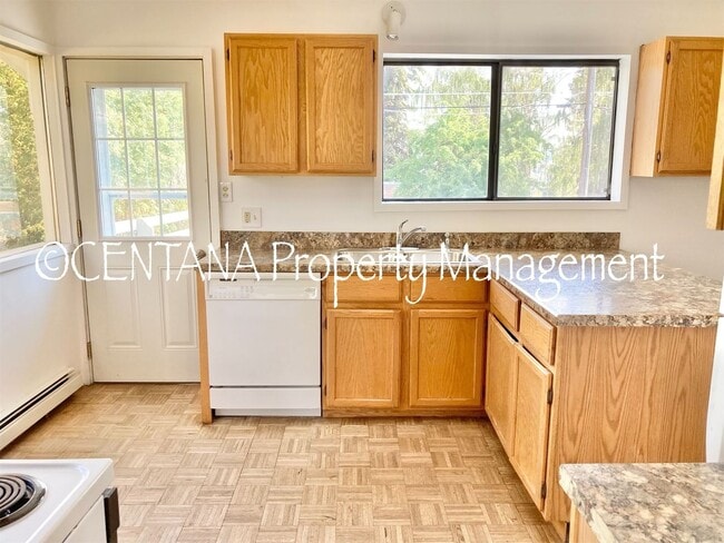 Building Photo - Large home with a huge yard on the West si...