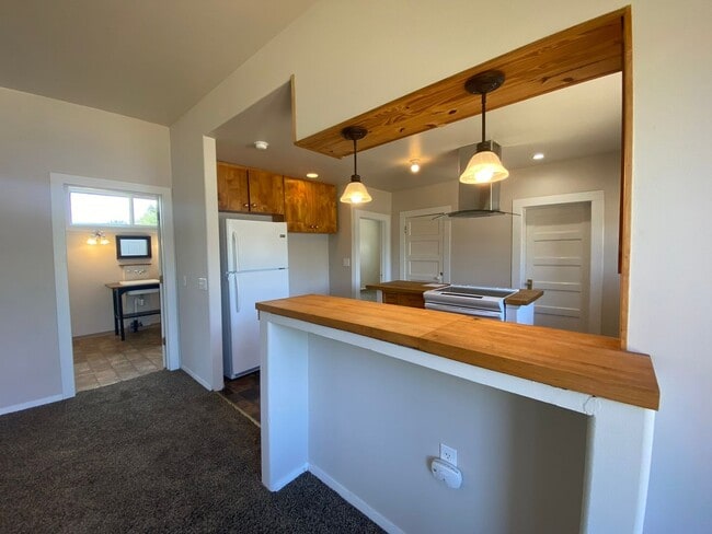 Building Photo - 2 Bed, 1 Bath House with Laundry Across fr...
