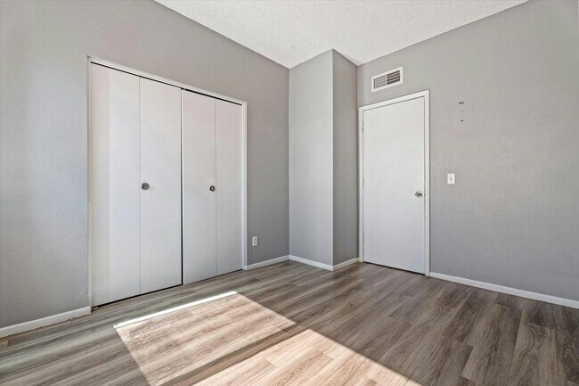 Building Photo - 2814 E Marconi Ave