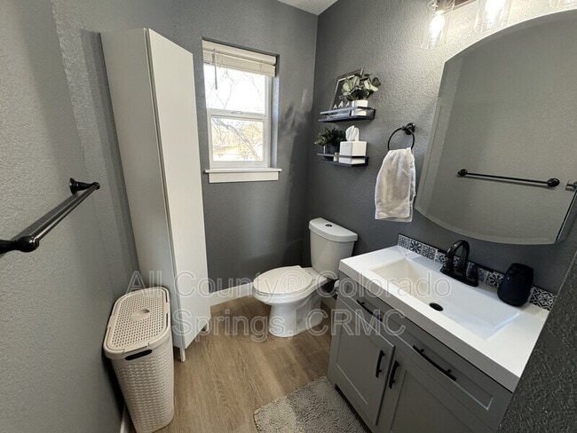 Building Photo - 824 S Logan Ave