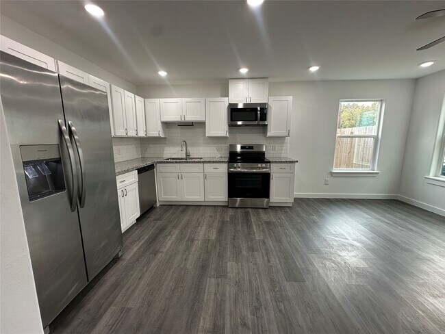 Building Photo - 7804 Crestview Dr