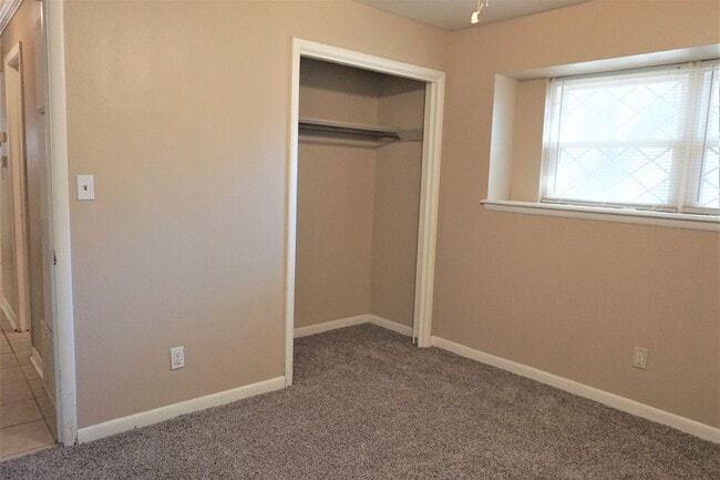 Building Photo - 1813 Hardy Dr