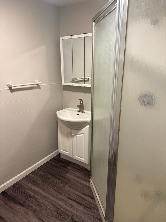 Building Photo - 2 bedroom house