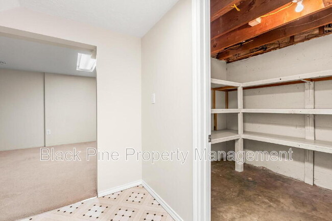 Building Photo - 221 W Elm St