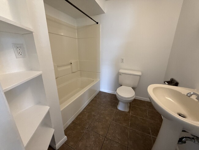 Building Photo - 118 Brockway Ave