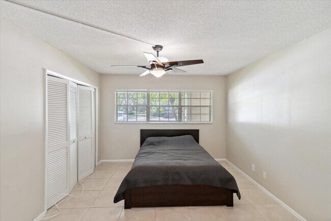 Building Photo - 3080 N Course Dr